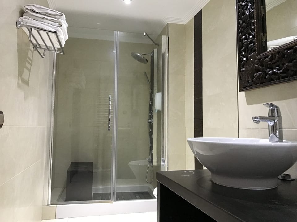 Deep soaking tub, rainfall showerhead
