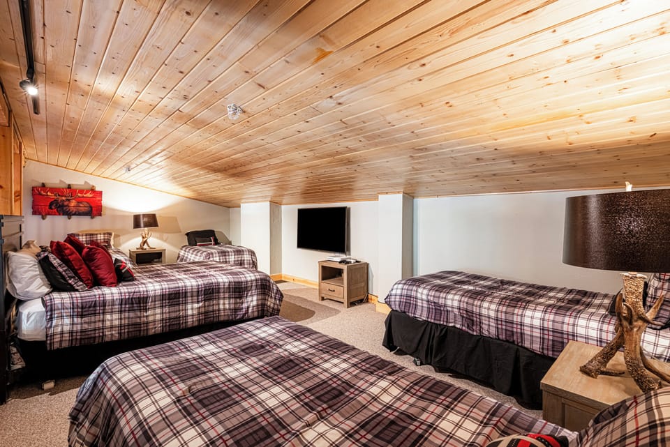 Loft with a queen bed and four twin beds