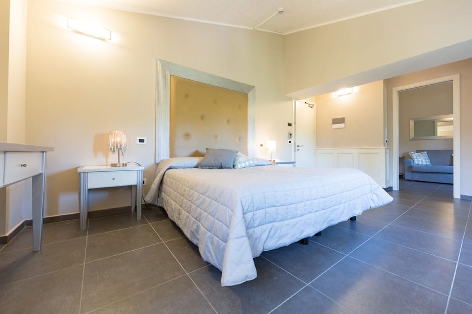 Classic Quadruple Room | In-room safe, desk, free WiFi, bed sheets