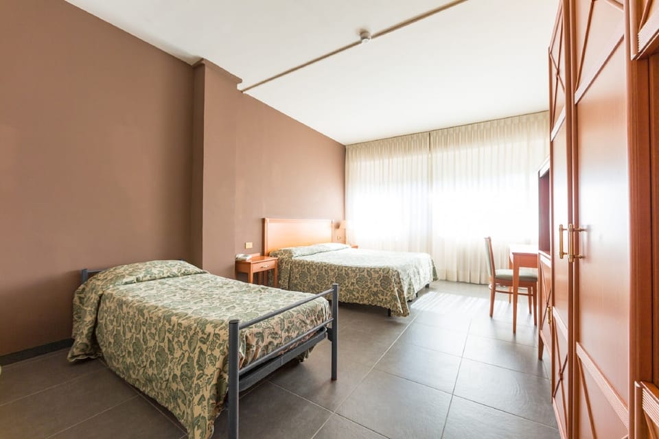 In-room safe, desk, WiFi (free), bed sheets