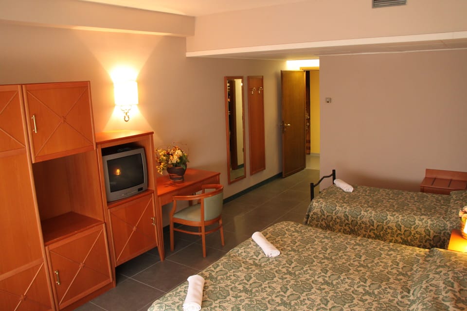 Family Triple Room | In-room safe, desk, free WiFi, bed sheets