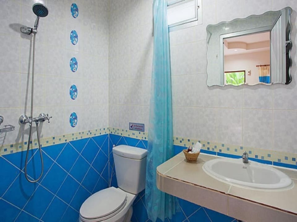 Economy Quadruple Room | Bathroom | Shower, rainfall showerhead, free toiletries, towels