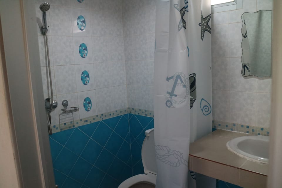Shower, rainfall showerhead, free toiletries, towels