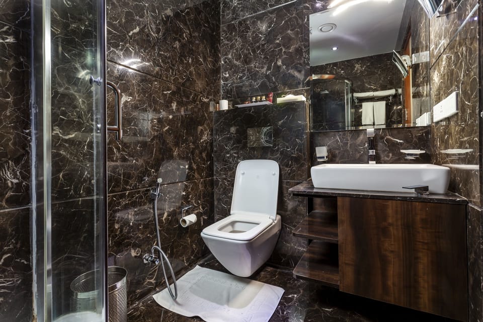 Luxury Room | Bathroom | Shower, rainfall showerhead, free toiletries, bathrobes