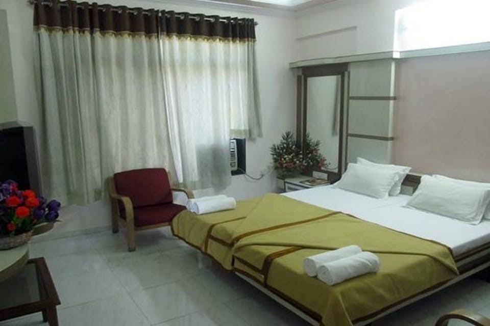 Deluxe Room | In-room safe, desk, blackout drapes, iron/ironing board