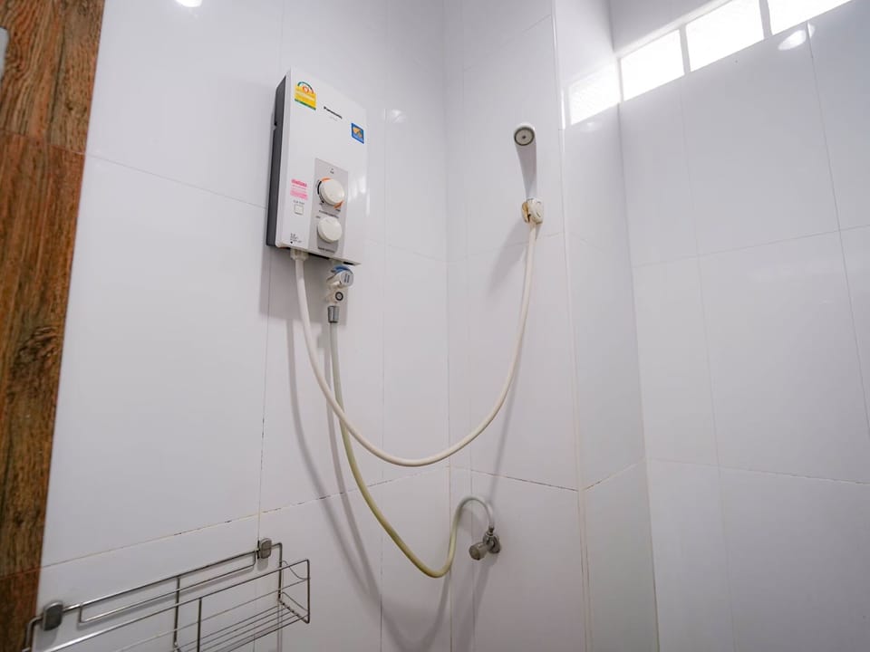Standard Twin Room, 2 Twin Beds | Bathroom | Shower, free toiletries, towels, soap