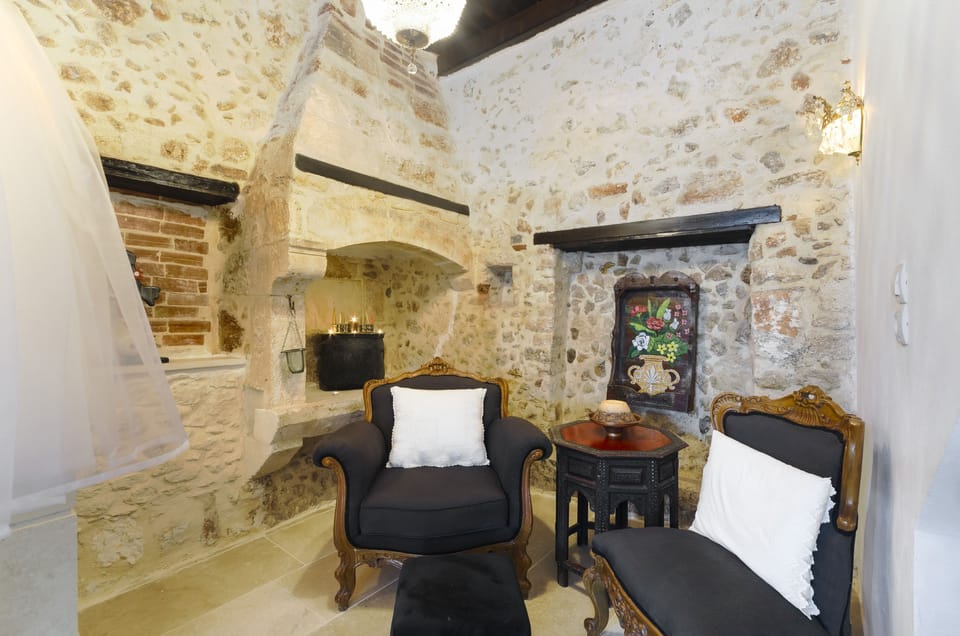 House (Pink) | Soundproofing, iron/ironing board, free WiFi, bed sheets