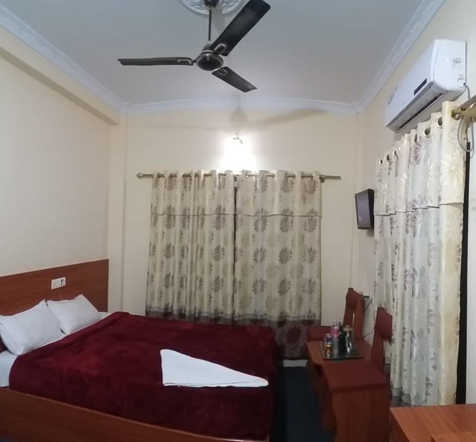 Deluxe Double or Twin Room, 1 Queen Bed | Desk, soundproofing, free WiFi, wheelchair access