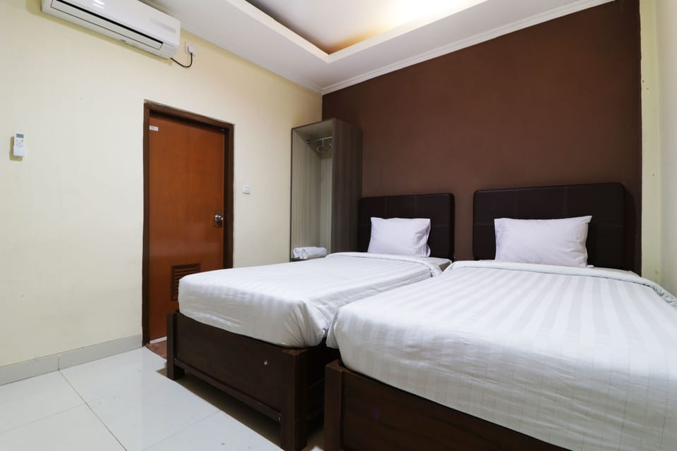 Deluxe Room | Desk, bed sheets