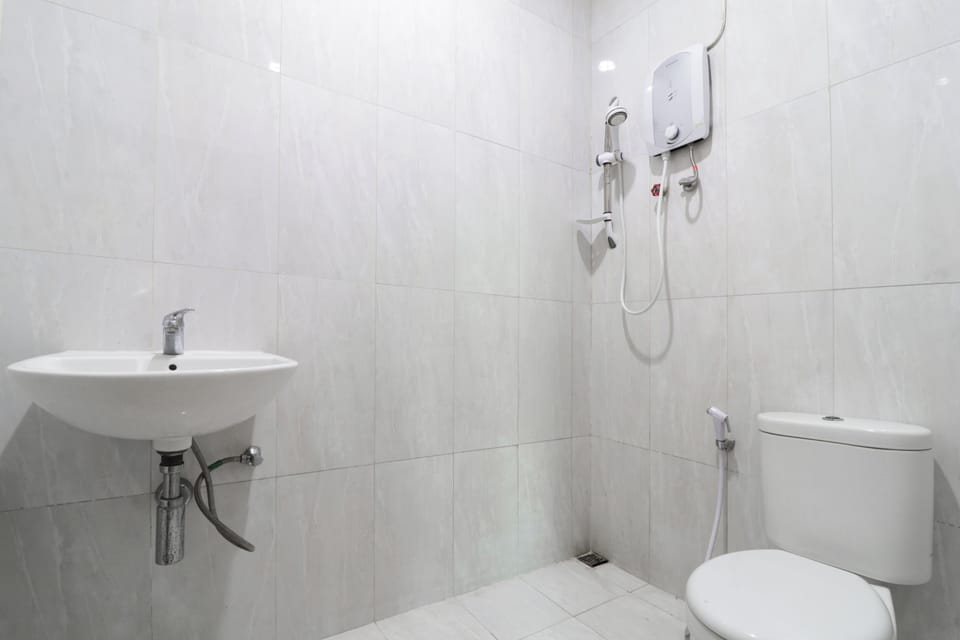 Superior Room | Bathroom | Shower, towels