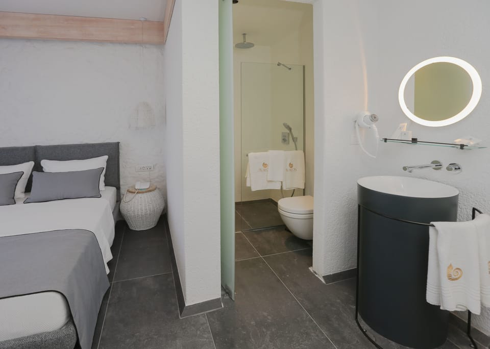 Deluxe Room | Minibar, in-room safe, laptop workspace, blackout drapes