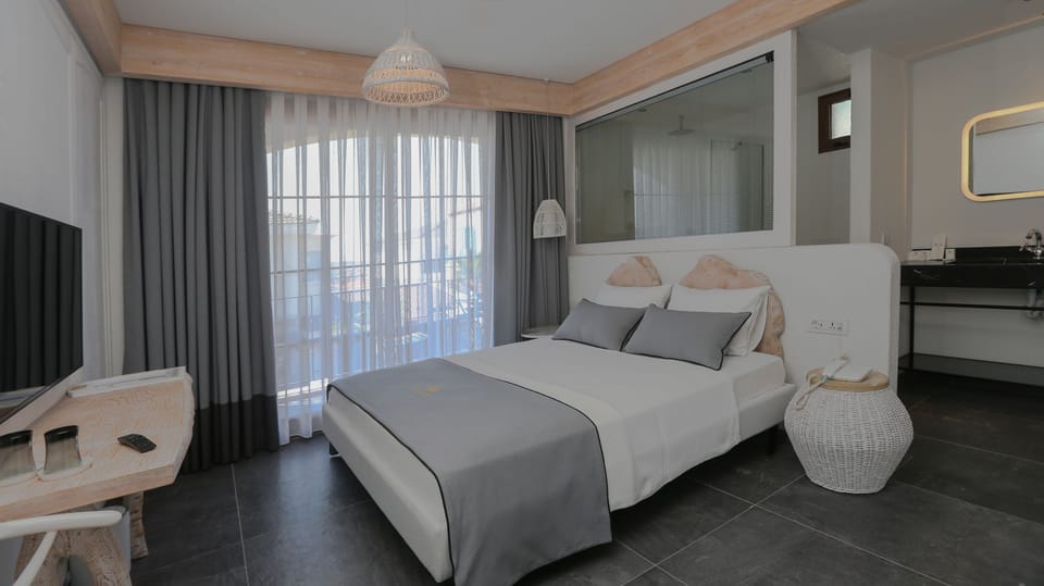 Deluxe Room | Bathroom | Deep soaking tub, hydromassage showerhead, free toiletries, hair dryer