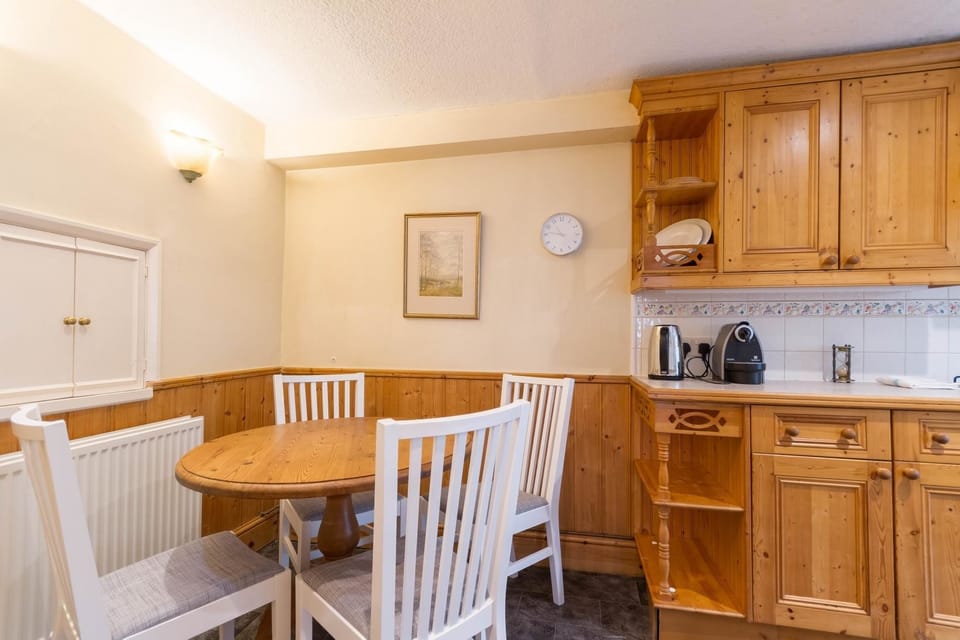 Cosy 3 Bedroom Detached House West Finchley | Dining