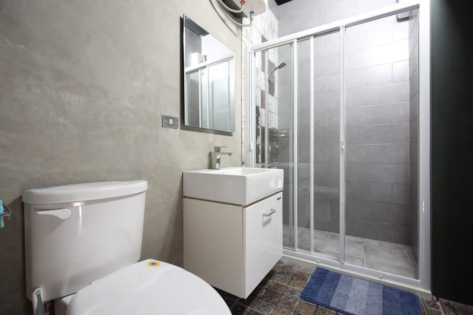 Double Room | Bathroom | Free toiletries, hair dryer, slippers, towels