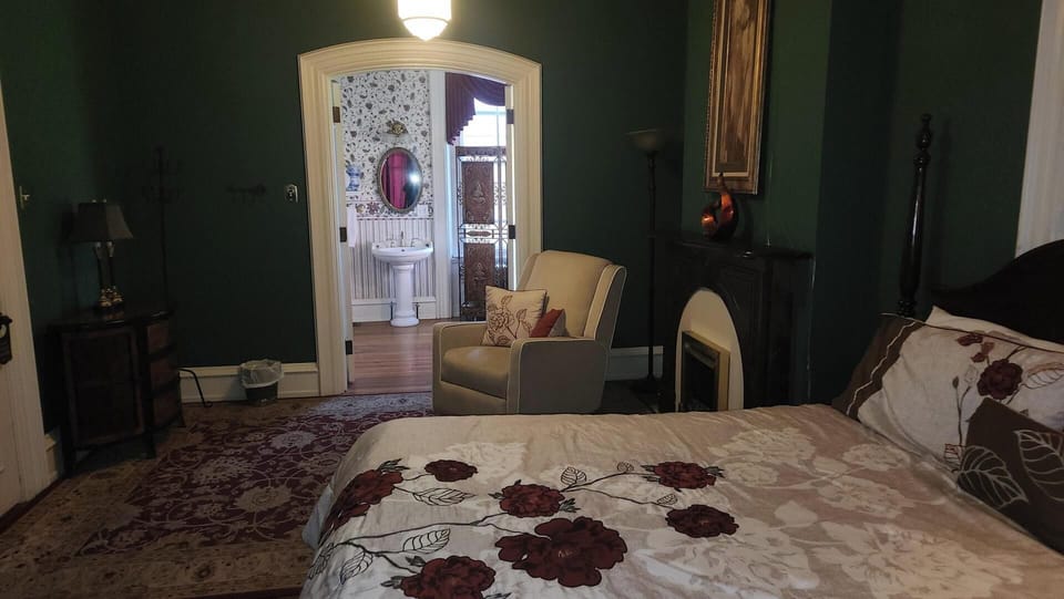 Deluxe Room, 1 King Bed, Non Smoking, Ground Floor (Room 1) | Individually decorated, individually furnished, bed sheets