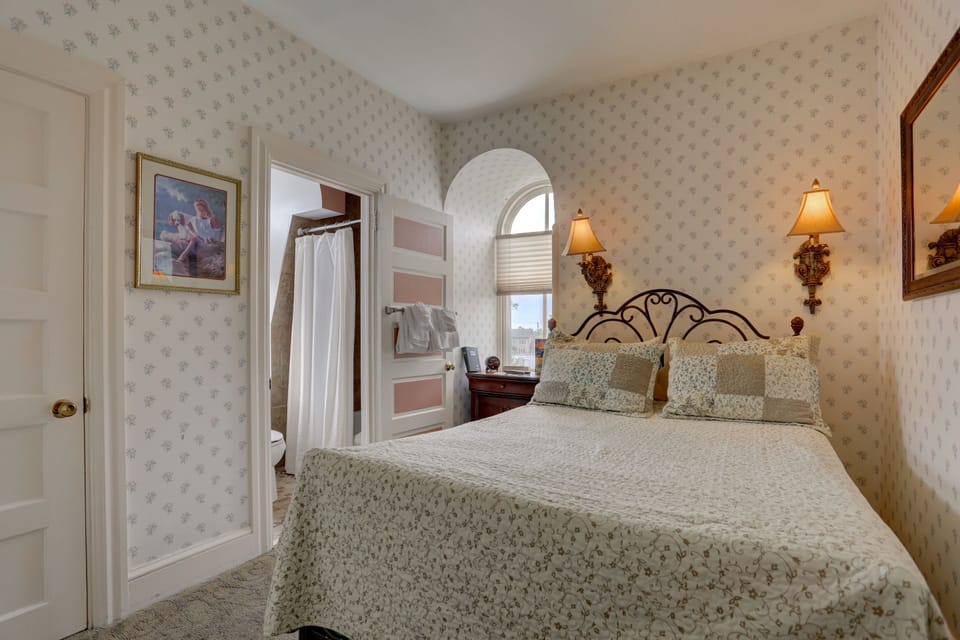 Classic Room, 1 Double Bed, Non Smoking, Pool Access (Room 5) | Individually decorated, individually furnished, bed sheets