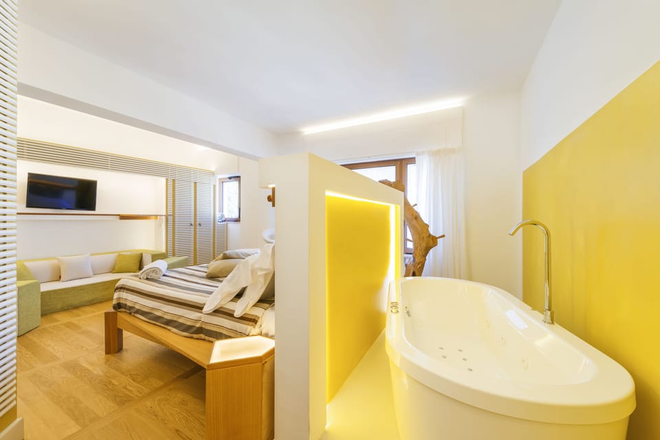 Junior Suite, 1 Double Bed, Jetted Tub | Egyptian cotton sheets, premium bedding, pillowtop beds, minibar