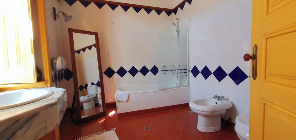 Family Triple Room | Bathroom | Eco-friendly toiletries, towels
