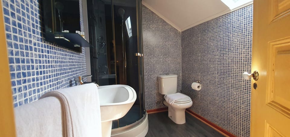 Superior Double Room | Bathroom | Eco-friendly toiletries, towels
