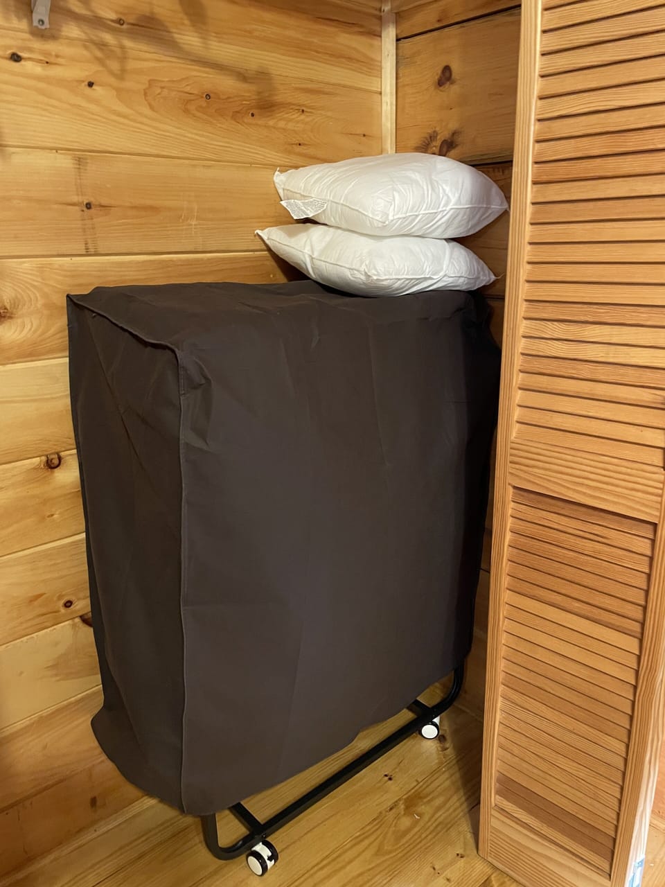 Roll away single bed