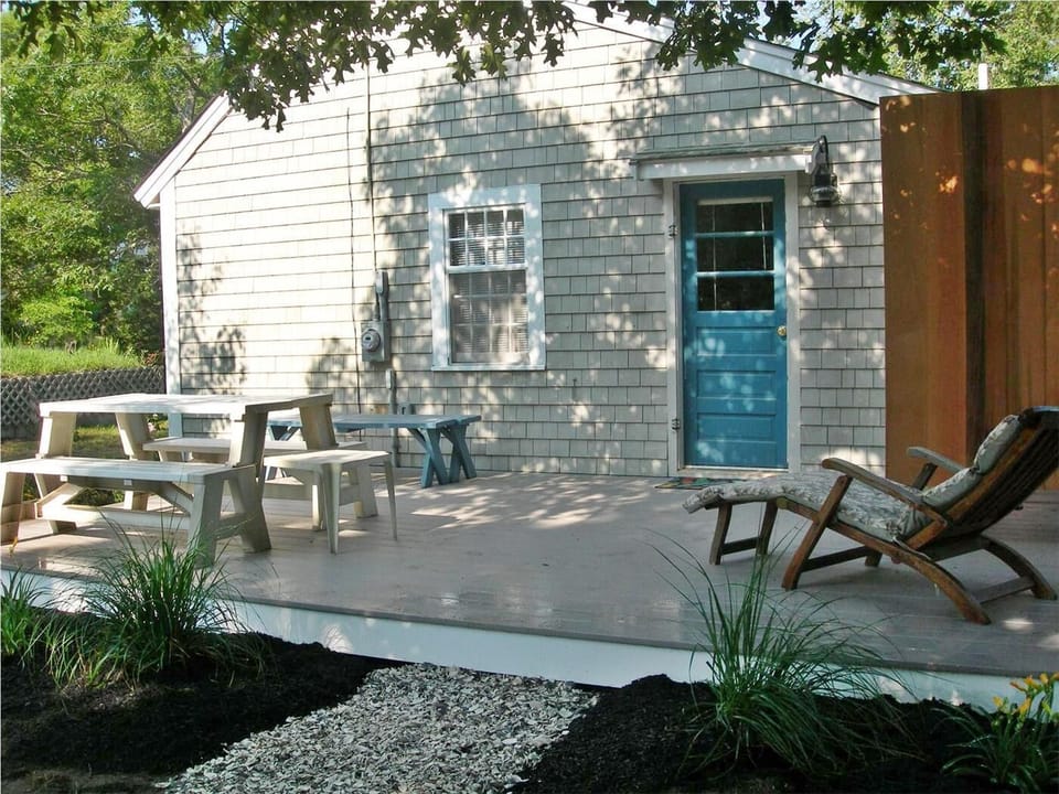 Spacious Cottage steps to Bay Beach