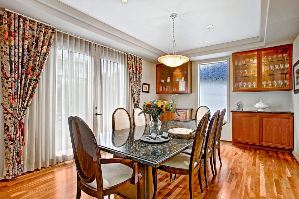 Very Large Dining Room that seats 8-10 very comfortably