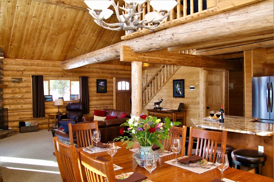 Wonderful gathering space - table seats 6 + 2 more chairs with table extension