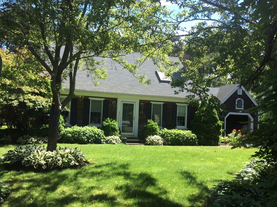 Quintessential Cape Cod residence at the end of a culled sac 7 mins to Orleans 