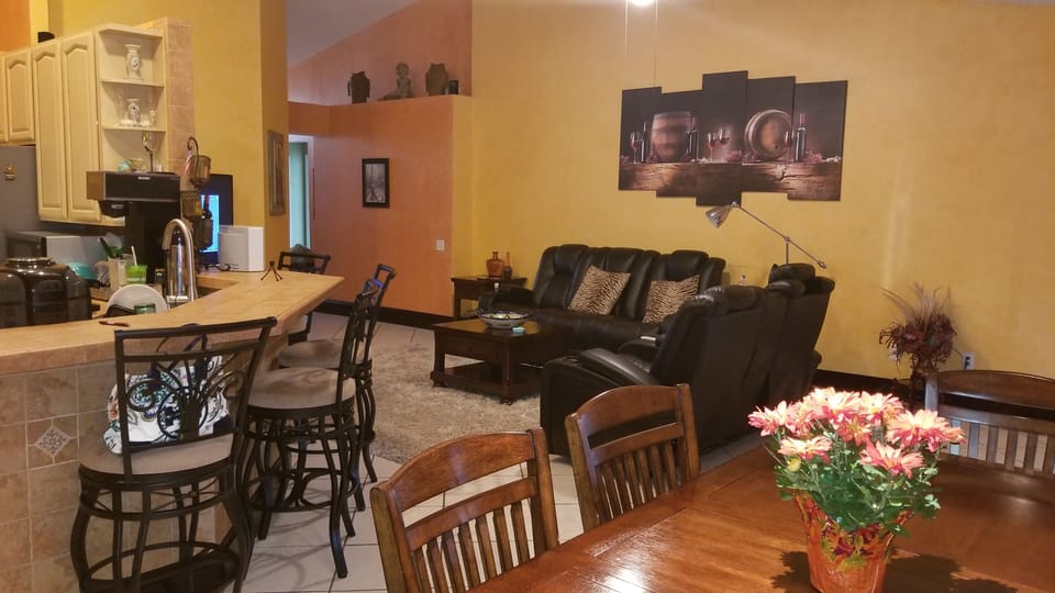 Livingroom/kitchen with 75" flatscreen