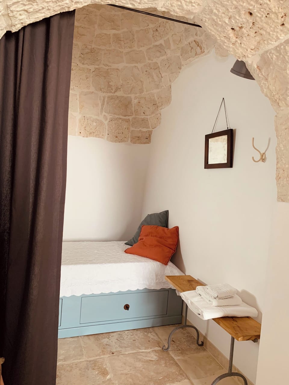 Desk, soundproofing, free WiFi, bed sheets