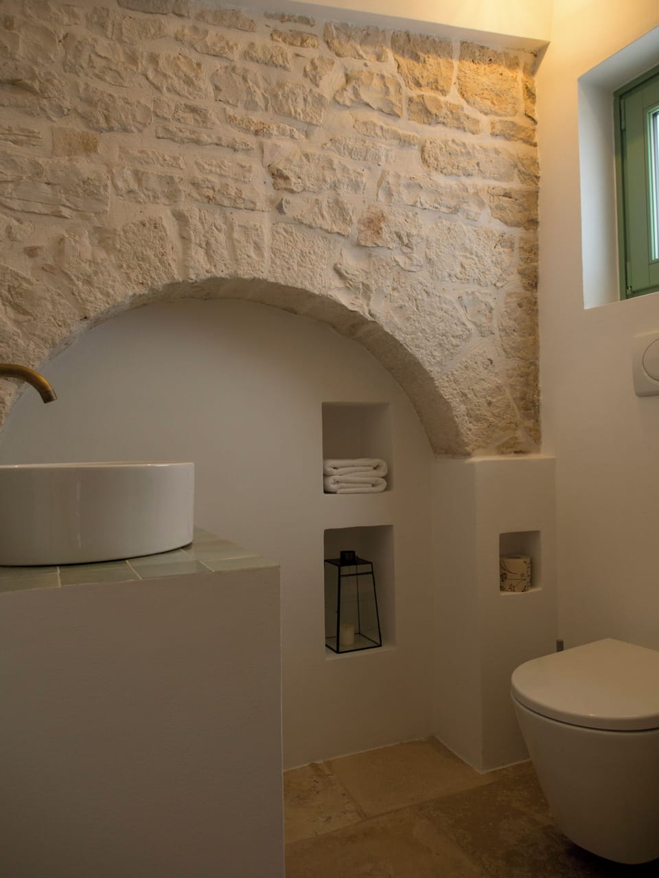 Shower, rainfall showerhead, free toiletries, hair dryer