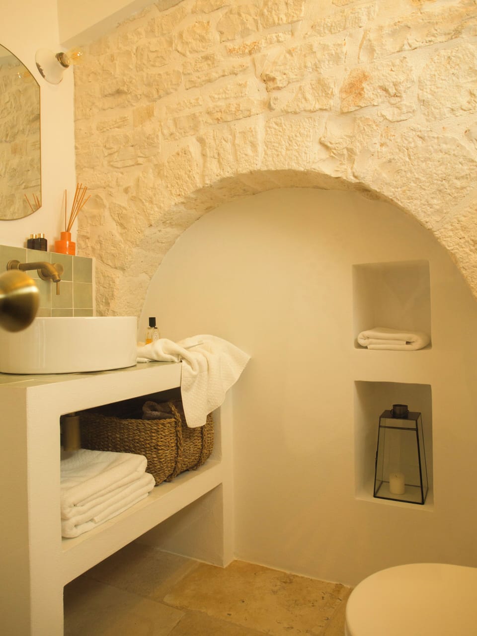 Shower, rainfall showerhead, free toiletries, hair dryer