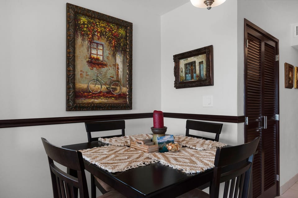 Dining area with seating for 4