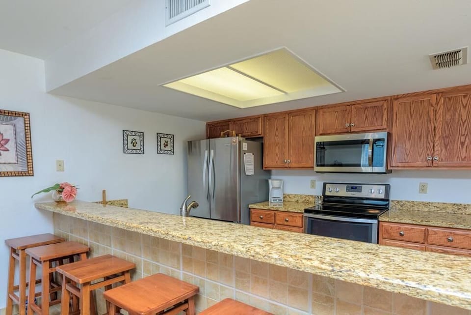Kitchen bar area