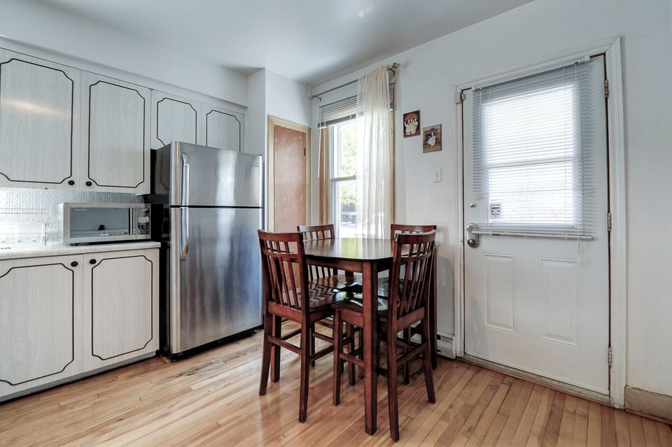 Additional seating area for breakfast in the kitchen