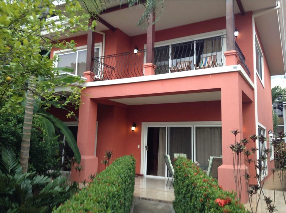Villa Front & Walkway