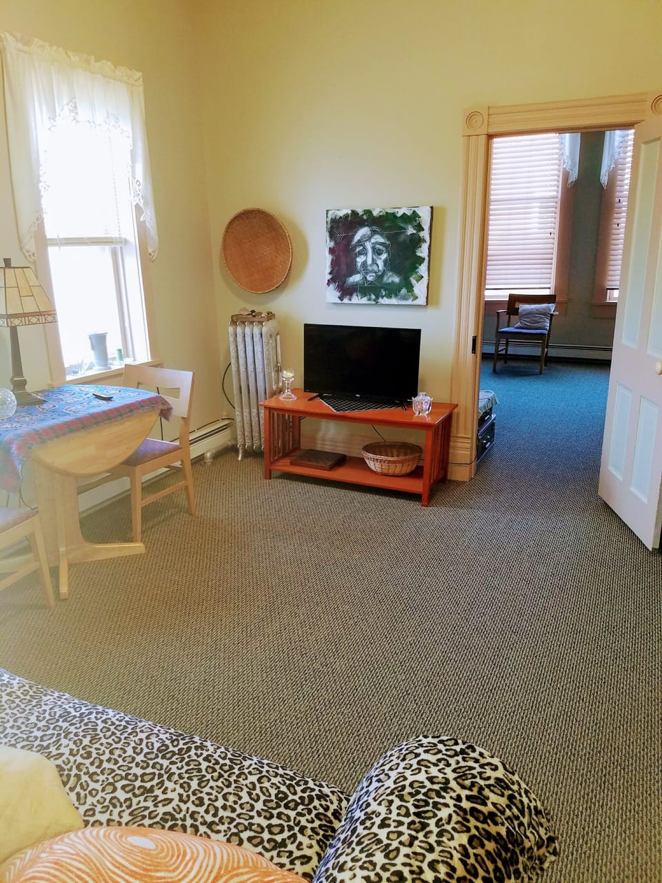 Roomy sitting room with Smart TV