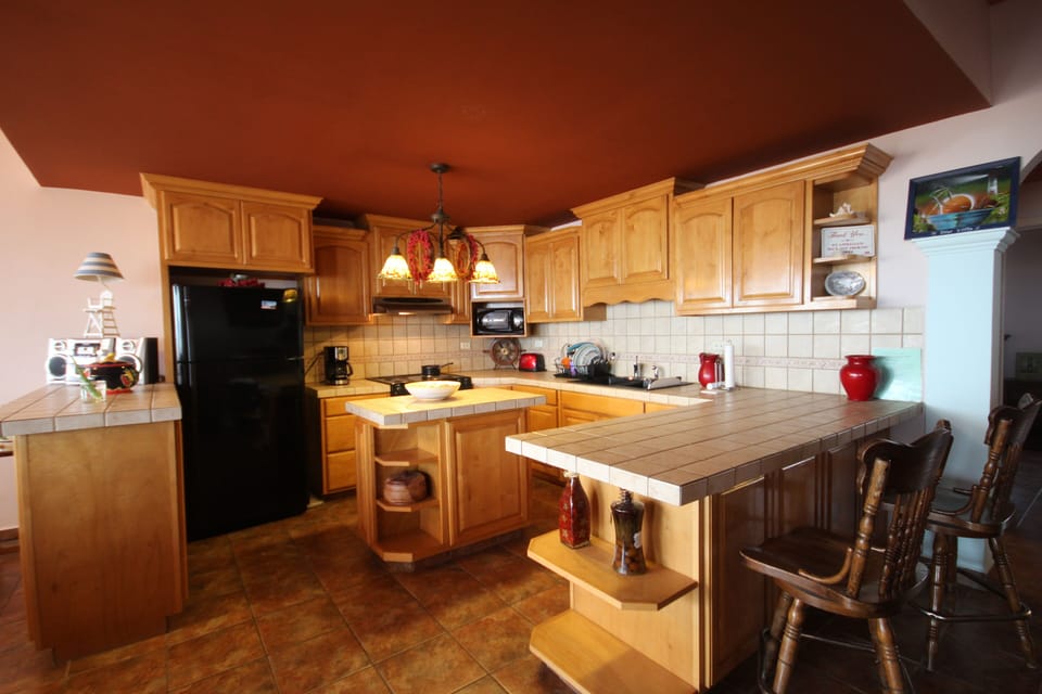 UPPER LEVEL  
KITCHEN