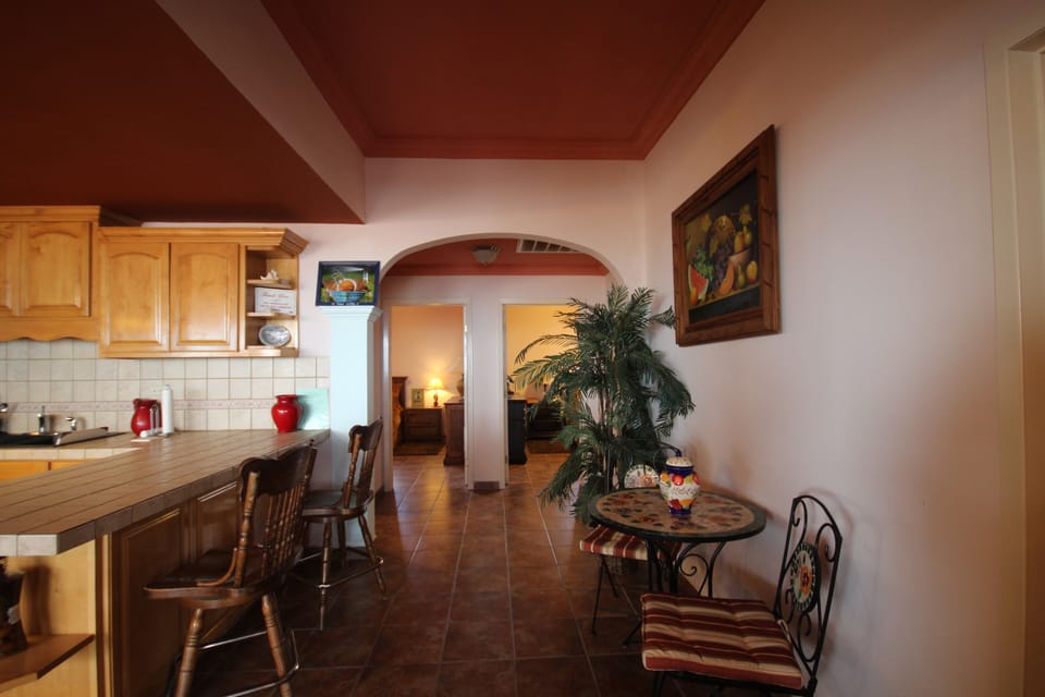 UPPER LEVEL
HALLWAY