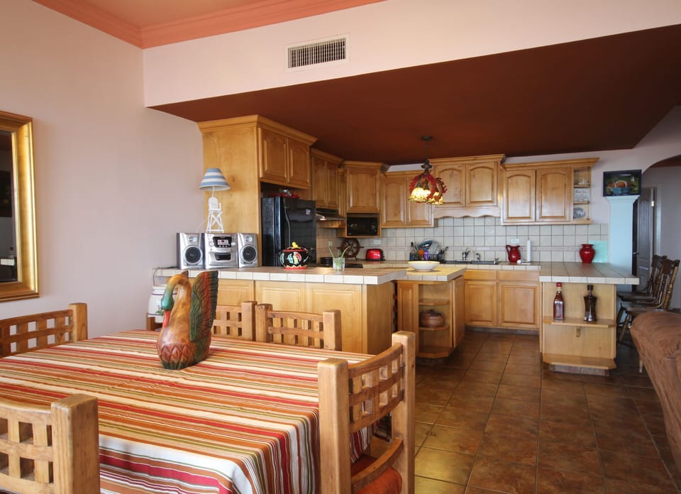 UPPER LEVEL
DINING AREA