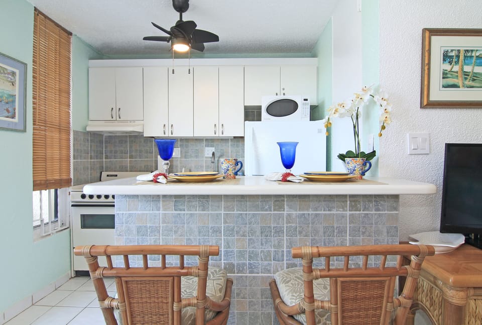 Don't go hungry! Full kitchen for making own meals. Plus 2 restaurants onsite.