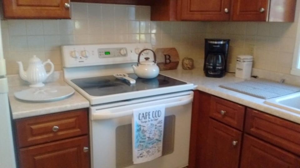 Full kitchen, completely stocked.