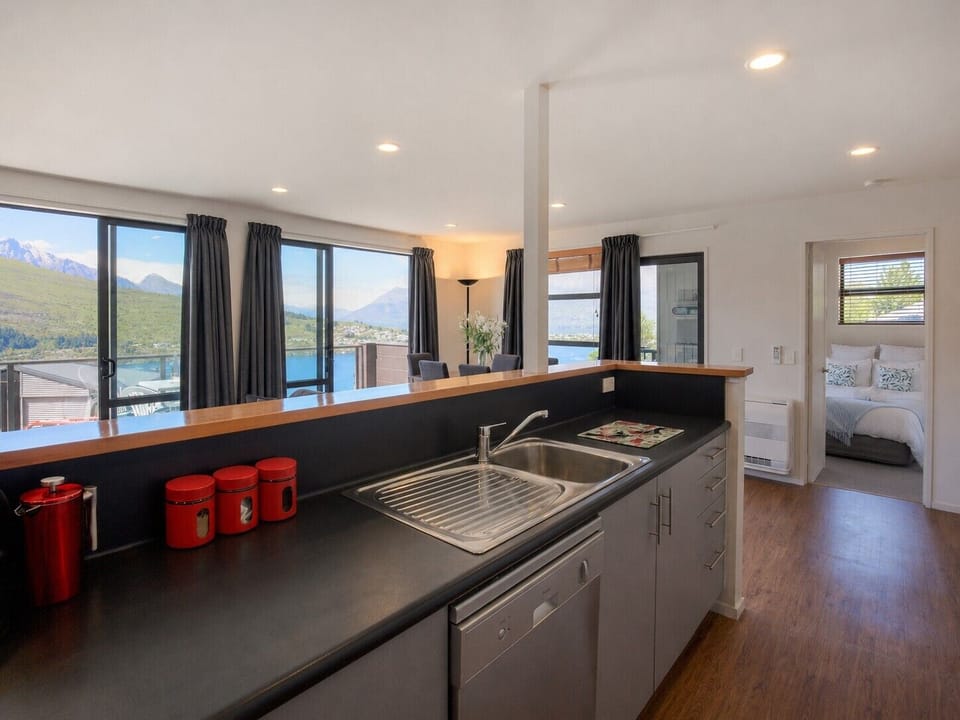 Fully equipped kitchen for self-catering: oven, gas hob, dishwasher, microwave