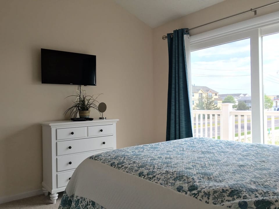 Queen bedroom