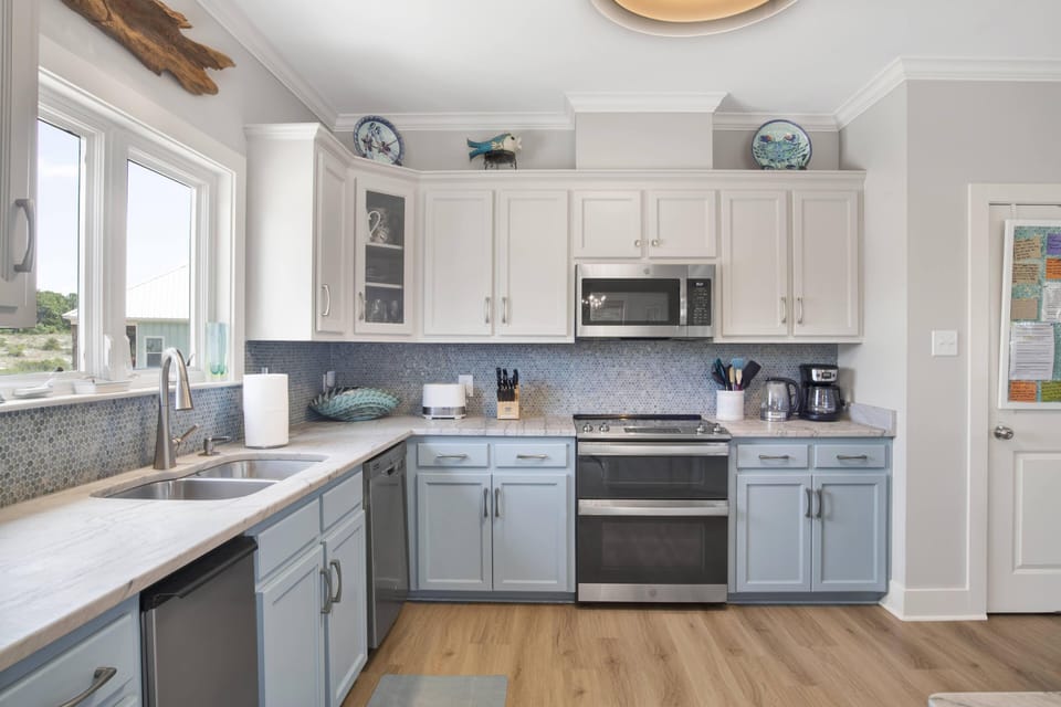 Cooking with the family is a dream in our spacious kitchen with double ovens! 