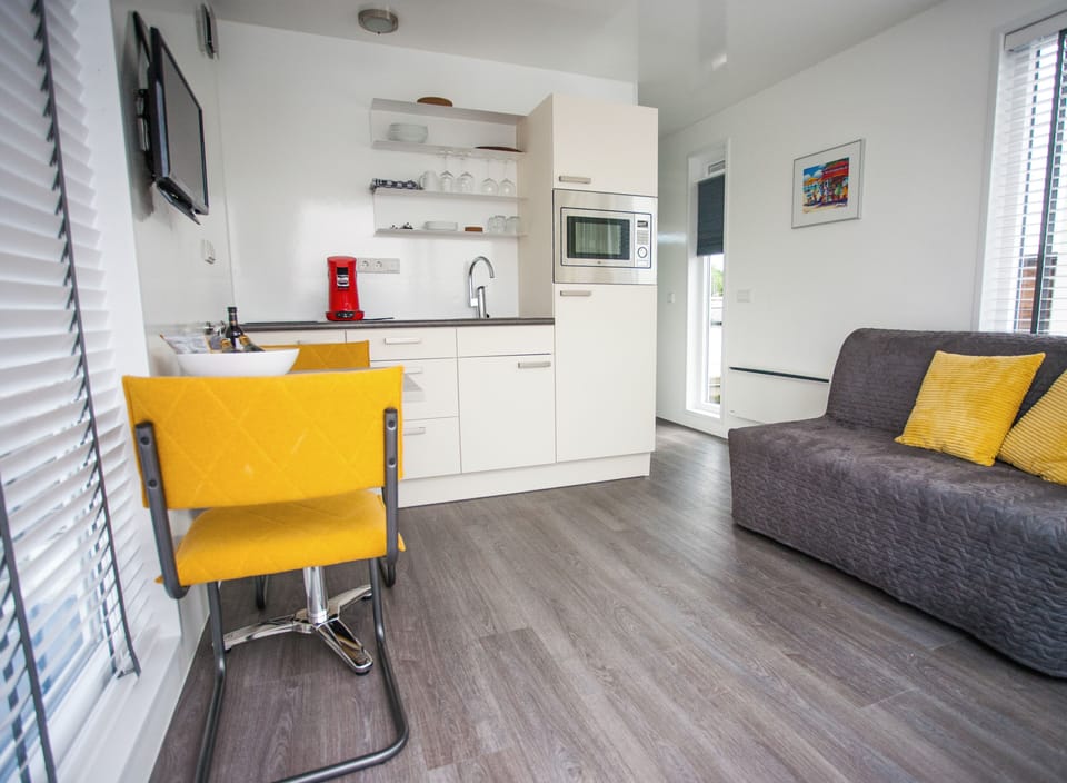 Private island: enjoy the atmosphere on the water and historic Maastricht Docked boat in Maastricht