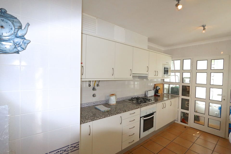 fully fitted kitchen 