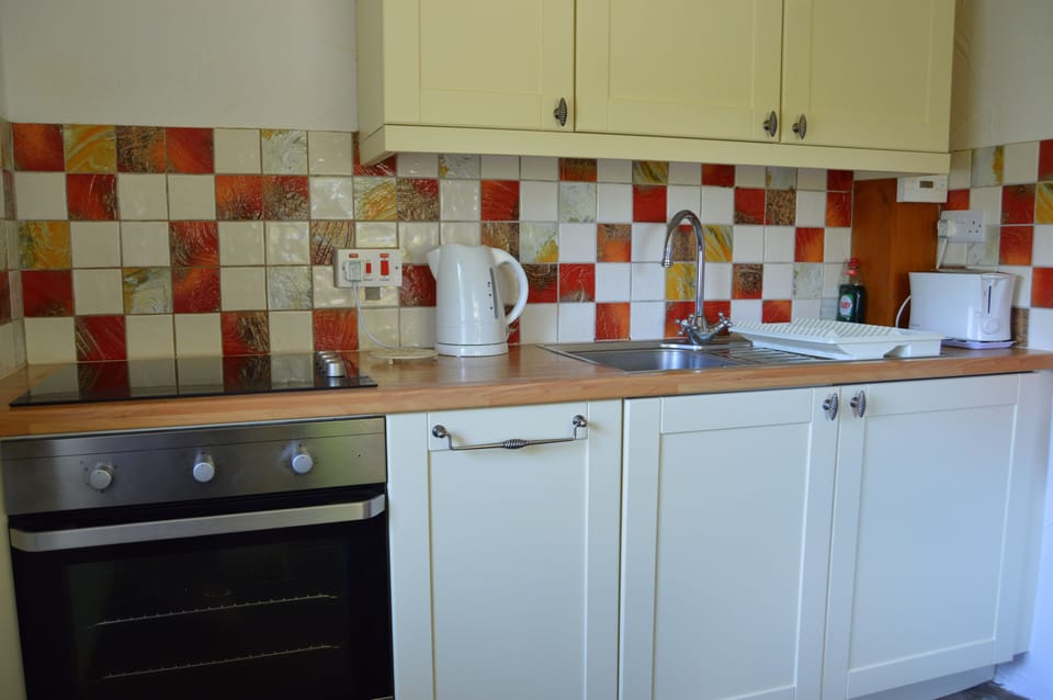 Barley Cottage kitchen with oven, hob, microwave and dishwasher