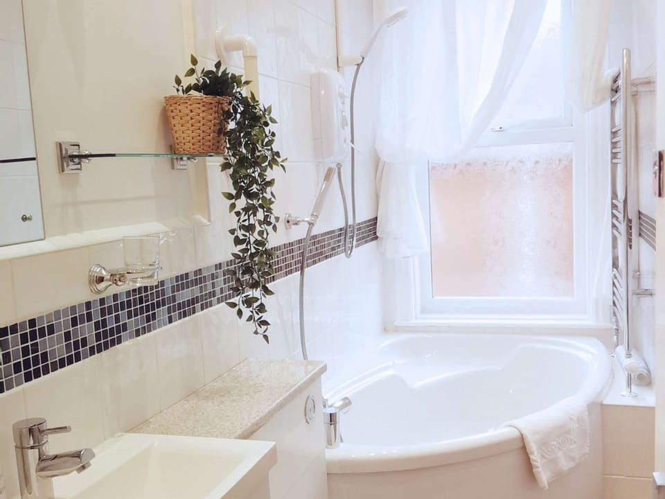 ALEXANDRA APARTMENT WITH CORNER BATH.