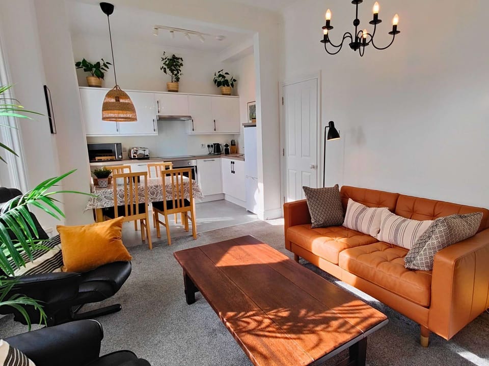 ALEXANDRA OPEN PLAN LIVING AREA 2.